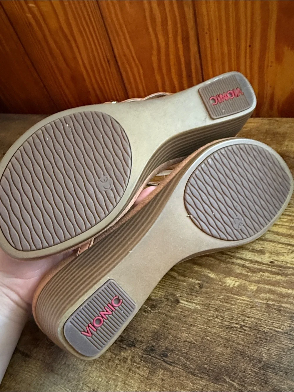 Vionic Brown Leather Ring-Detail Thong Sandals